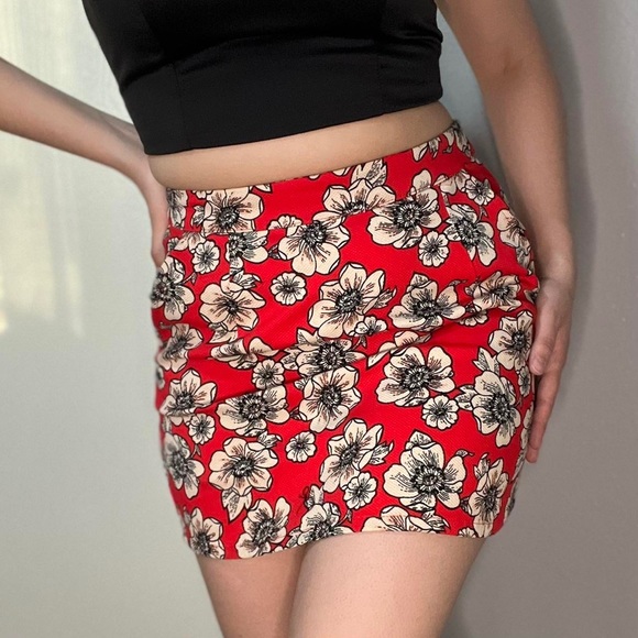 Red skirt with white flowers retro - Picture 3 of 4